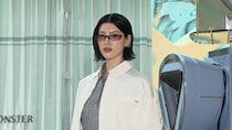 【動画】三吉彩花、「PRADA」×「Gentle Monster」イベントにスタイリッシュなホワイトジャケット＆ロングスカート姿で登場！