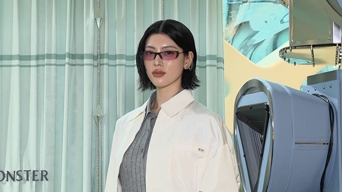 【動画】三吉彩花、「PRADA」×「Gentle Monster」イベントにスタイリッシュなホワイトジャケット＆ロングスカート姿で登場！