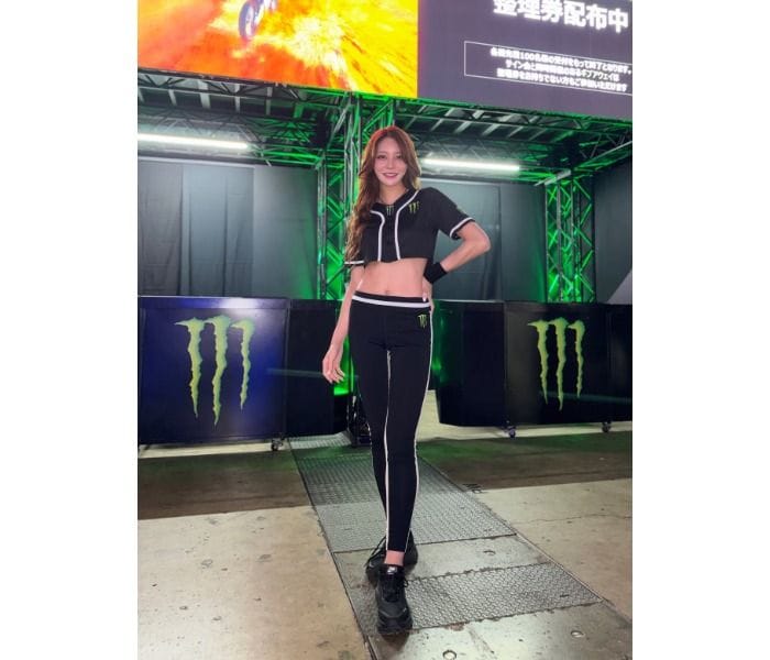 水神きき、スポーティ×ヘルシーなパンツスタイルで長脚強調！