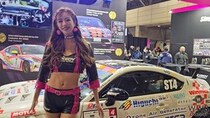 【動画】レースクイーン・央川かこ、ヘソ出し黒＆ピンクのミニ丈衣装でEXEDYブースに登場！＜東京オートサロン 2024＞