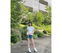 西川実花、ハイカットスニーカーとミニスカートで魅せる！健康美あふれる初夏コーデ披露