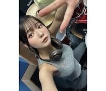 奥ゆい、ドラムでアクティブに！軽やかなトップスでスレンダーボディ見せ！
