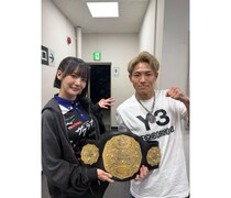 岡田紗佳、K-1王者・横山朋哉とユニフォーム姿でツーショット！手にしたベルトは「シャーレと同じくらい重かった」