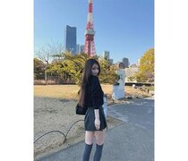 ダレノガレ 明美、ミニ丈ボトムを主役にした洗練コーデでスレンダー美スタイルあらわに！