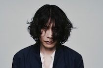 米津玄師、「夜鷹」ジャケットをモチーフにした「折り夜鷹」公開！自らの手で飛ばす折り紙に