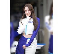 鈴木 南美、爽やか白×ブルーのコスチュームで美貌あらわに！