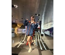 赤城ありさ、オーバーサイズのスポーティーなジャケットからすらり美脚！