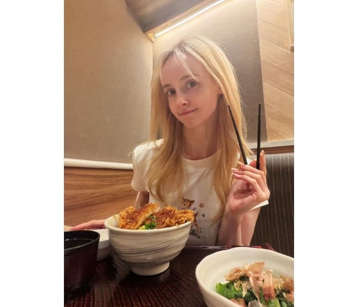 ジェマ・ルイーズ「今日はすっぴんでカツ丼」ファン歓喜の声「あり得ん可愛さ」