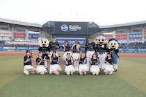 ロージークロニクル・橋田歩果、相馬優芽がZOZOマリンスタジアムでセレモニアルピッチに登場！