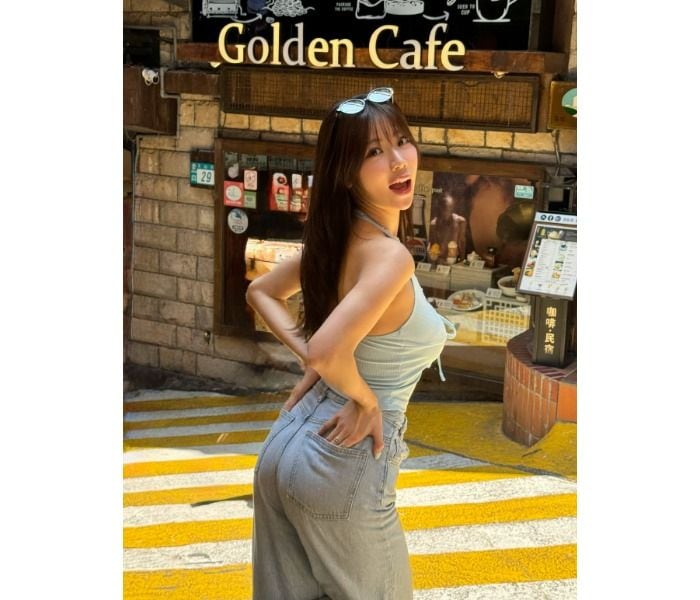 見つめる瞳にキュンドキッ！鈴木ふみ奈、美背中見せヘルシーコーデで魅了