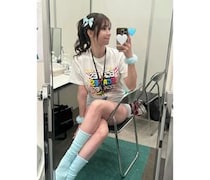 太もも全力披露！鈴木ふみ奈、色白美肌のカジュアル衣装に釘付け！