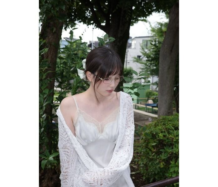 「美白すぎぃぃい」本田翼、透明感あふれる美肌で夏のホワイトコーデ！