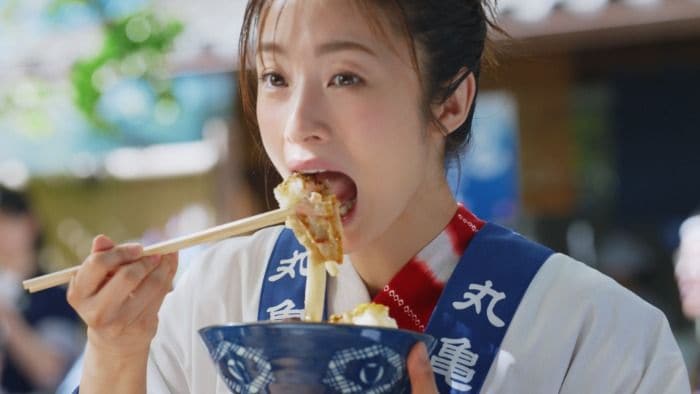 上戸彩、丸亀製麺の新CMで浴衣姿を披露！「物件チェックの鬼」と意外な一面も明かす