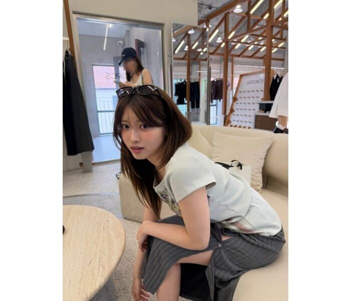 古田愛理、ミントカラートップスで爽やかな夏コーデ!スリットスカートから美脚チラリ