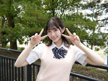 小浜桃奈、透明感あふれる制服のショット公開！清楚感あふれ可愛すぎると反響。