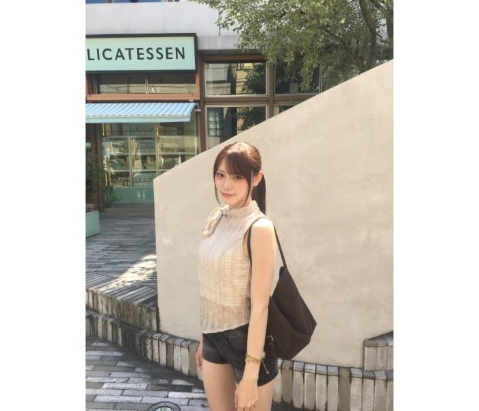 女子高生クリエイター・れいの、透け感トップスで魅せる夏コーデ!美脚あらわな姿を公開