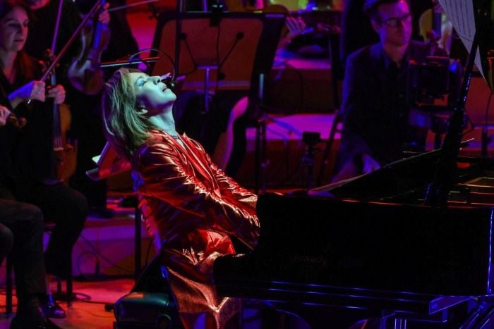 YOSHIKI、3度の手術乗り越えLA公演!ジョシュ・グローバンらと共演した2日目をWOWOWで放送