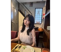 横野すみれ、白のノースリーブトップスの肩出しフェミニンコーデを大公開