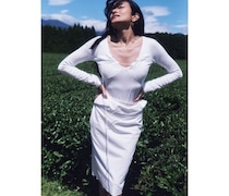 ローラ、茶畑でヘルシーな白ドレス姿！「白いドレス素敵」