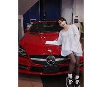 天木じゅん、白ニット＆黒ストッキングコーデで美脚あらわな納車ショット公開