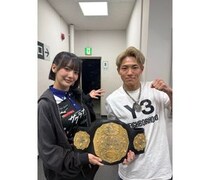 岡田紗佳、K-1王者・横山朋哉とユニフォーム姿でツーショット！手にしたベルトは「シャーレと同じくらい重かった」