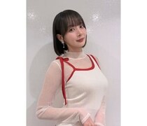 岡田紗佳、メリハリカラーのファッションを美ボディで着こなす！