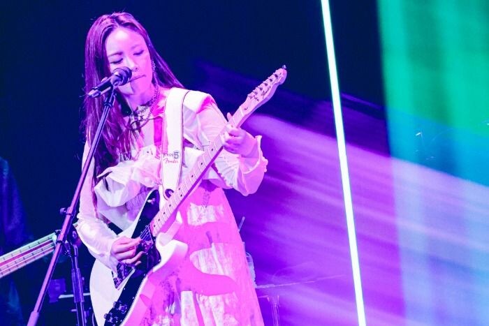 鷲尾伶菜、2年ぶりのビルボードライブツアー完走!新曲「Underwater」を初披露