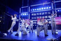 9人組進化系ミクスチャーユニットSUPER★DRAGONが「コカ･コーラ SUMMER FES 音楽LIVE」に約2年ぶりに出演！真夏の野外ライブにふさわしい熱気あふれるステージでファンを魅了！