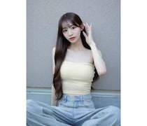 花乃衣 美優、淡いイエローのベアトップにデニムを合わせたコーデを披露