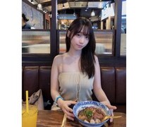 伊織もえ、穴あきトップス×全開デコルテで透明感バツグン美肌！