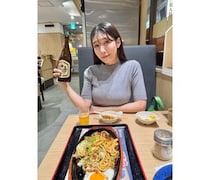 「なんでそんなに可愛いの」穂川果音、ニット着こなし資さんうどんに大感動！