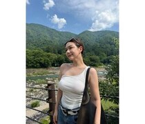 村重杏奈、爽やかベアトップの夏コーデで白川郷を満喫