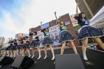 佐久間宣行プロデュースアイドル「ラフ×ラフ」新宿駅前で大規模なフリーライブを開催し、1522人が熱狂公約達成で「全国47都道府県巡業開催」が決定！