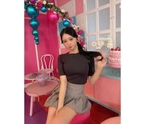 真島なおみ、小顔きわだつポニテ×ミニ丈でファン魅了