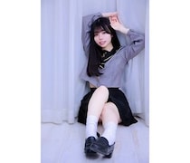 千歳ゆず、美脚あらわなキュート制服姿を公開