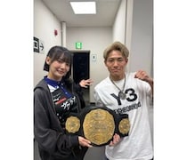 岡田紗佳、K-1王者・横山朋哉とユニフォーム姿でツーショット！手にしたベルトは「シャーレと同じくらい重かった」