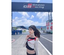 赤城ありさ、スポーティカラーのコスチュームを着こなし！