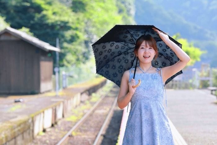 たぬき顔女神・宮瀬 七海、爽やか夏っぽワンピで自然を満喫!