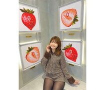 たぬき顔女神！宮瀬七海、キュートな笑顔×ミニ丈クラシカルコーデで乾杯ショット「ムチムチ感いい！」