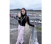 スーパーGTにレースアンバサダーより可愛い子がいると話題に！ トリンガルハーフ美人モデルEriが最終戦に来場。