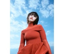 大原優乃、鮮やかカラーのドレス×青空のコントラストが素敵なカット大公開