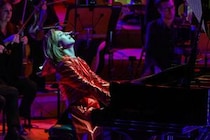 YOSHIKI、3度の手術乗り越えLA公演！ジョシュ・グローバンらと共演した2日目をWOWOWで放送