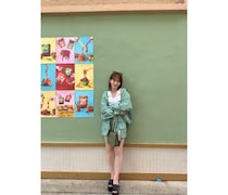 川栄李奈、グリーンのストライプセットアップでタイへ！ショートパンツ姿でスラリと伸びる美脚を披露