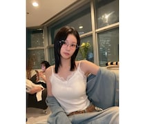 重盛さと美、丸メガネ姿で甘酒ナイト！白キャミとデニムの爽やかコーデを公開