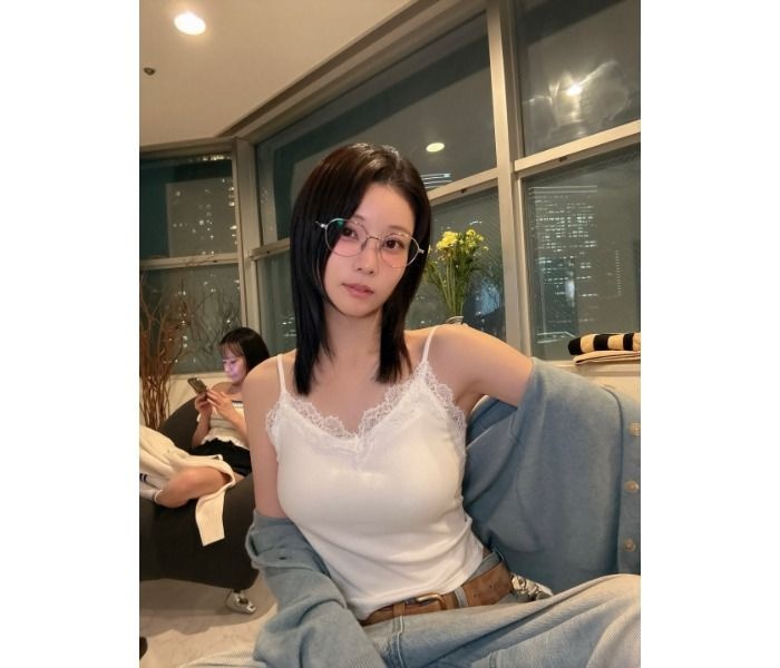 重盛さと美、丸メガネ姿で甘酒ナイト!白キャミとデニムの爽やかコーデを公開
