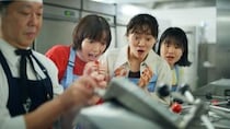 佐藤栞里、KFC新TVCMでオリジナルチキンをガブリ！「創業記念パック」も期間限定販売