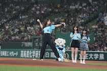 乃木坂46・柴田柚菜、セレモニアルピッチでノーバウンド投球！「100点満点です」