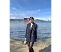 野口結夢、脚線美チラ見せのジャケットコーデで嚴島神社を訪問