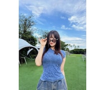 東雲うみ、ヘルシーなブルーのストリートコーデでアウトドア満喫