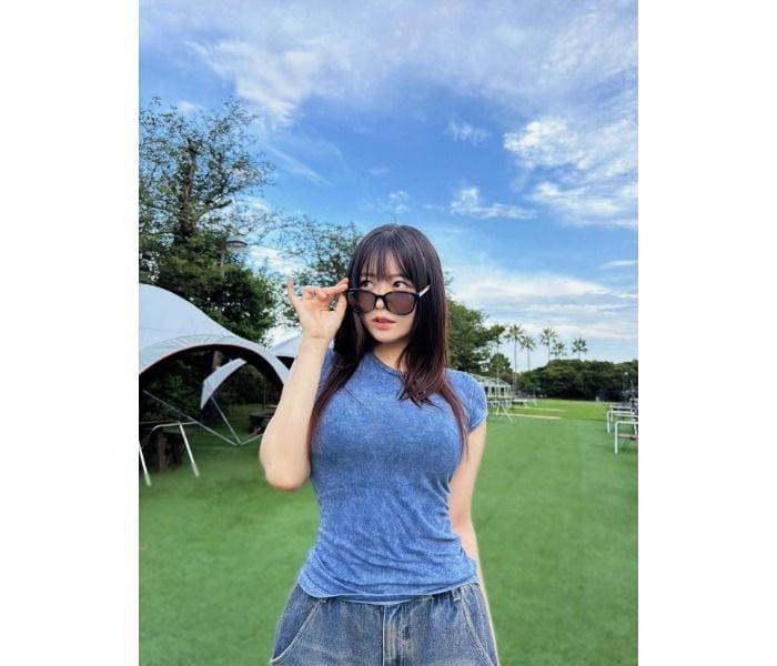 東雲うみ、ヘルシーなブルーのストリートコーデでアウトドア満喫